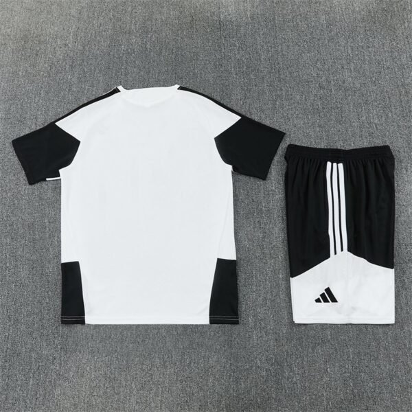 0c171db9-e41be8-1.jpg Juventus 26/27 Trikot (Kinder)