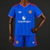 41d9199562ac6229e0bd20f0-1.jpg Manchester United Auswärtstrikot blau 26/27 - Kinder (Oberteil + Shorts)