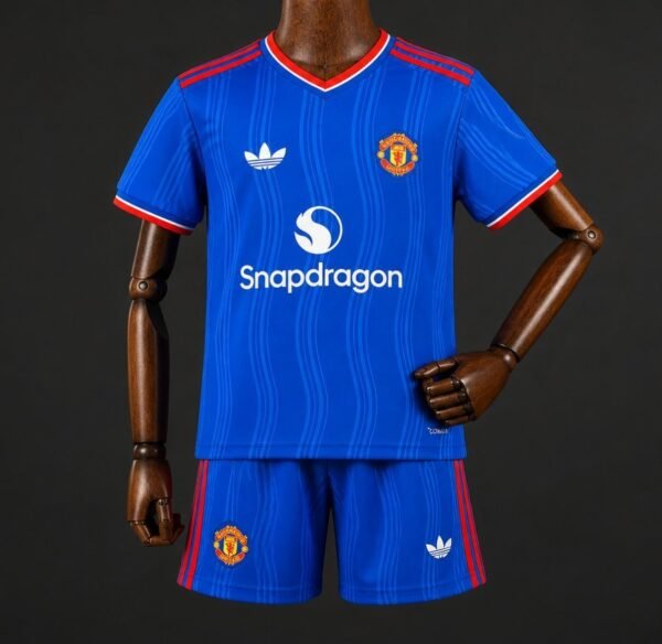 41d9199562ac6229e0bd20f0-1.jpg Manchester United Auswärtstrikot blau 26/27 - Kinder (Oberteil + Shorts)