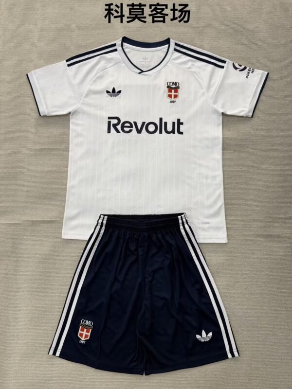 47ecf1e972b137de833366903671aa39-c8f0db-1.jpg Como 26/27 Auswärts Trikot (Kinder)