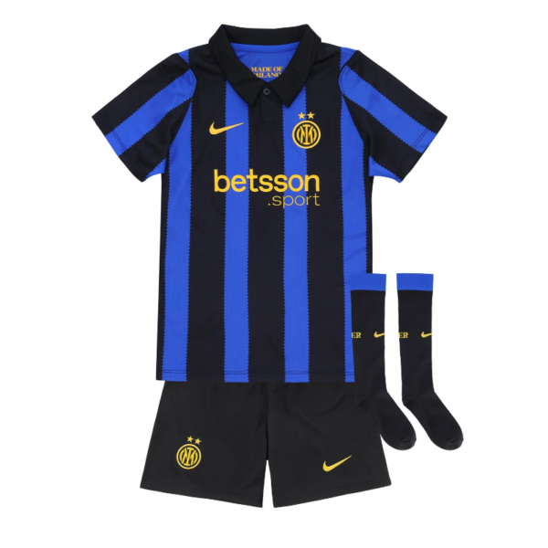 7F2DDA13AB2553D022F2F07392758281-45ecc8-1.png Inter Mailand Heimtrikot 26/27 – Kinder (Trikot + Hose + Stutzen)