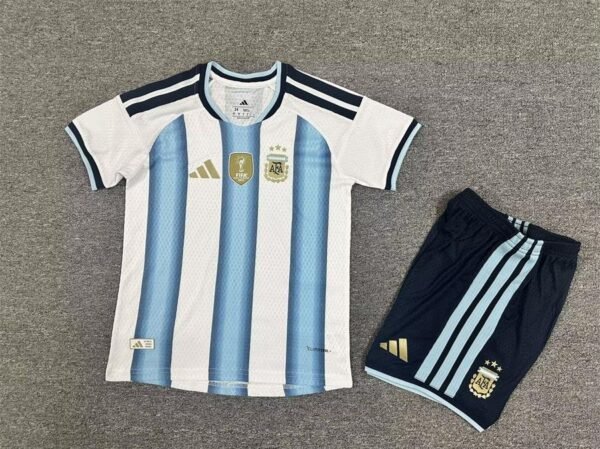 888880-1-c2273b-1.jpg Argentinien 26/27 Heimtrikot Kinder Set (Trikot+Hose) - Spielerversion