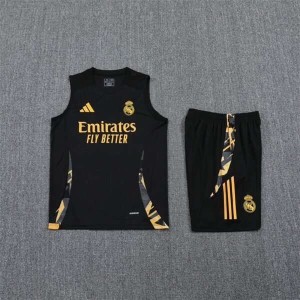 BAECAECC2CB17C8B81AE5438BA7899A3-1-1.jpg Real Madrid Trainingsweste 2425 (Weste + Shorts)